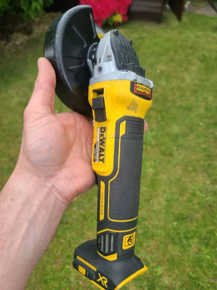 Dewalt Battery Grinder XR DCG405 - Image 2