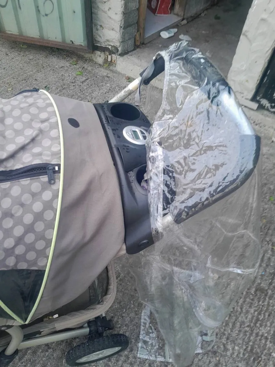 Buggy with car seat and rain cover - Image 1