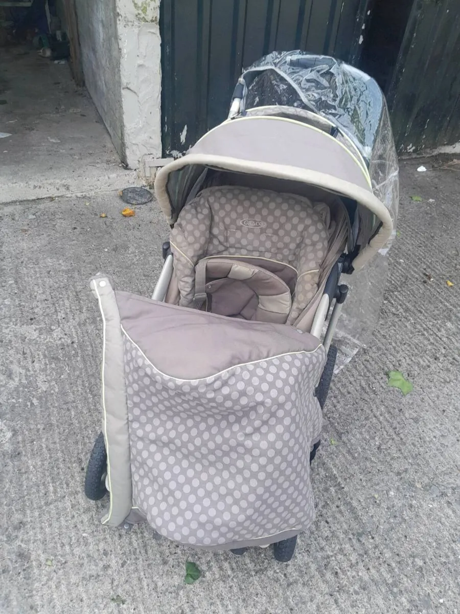 Buggy with car seat and rain cover - Image 2
