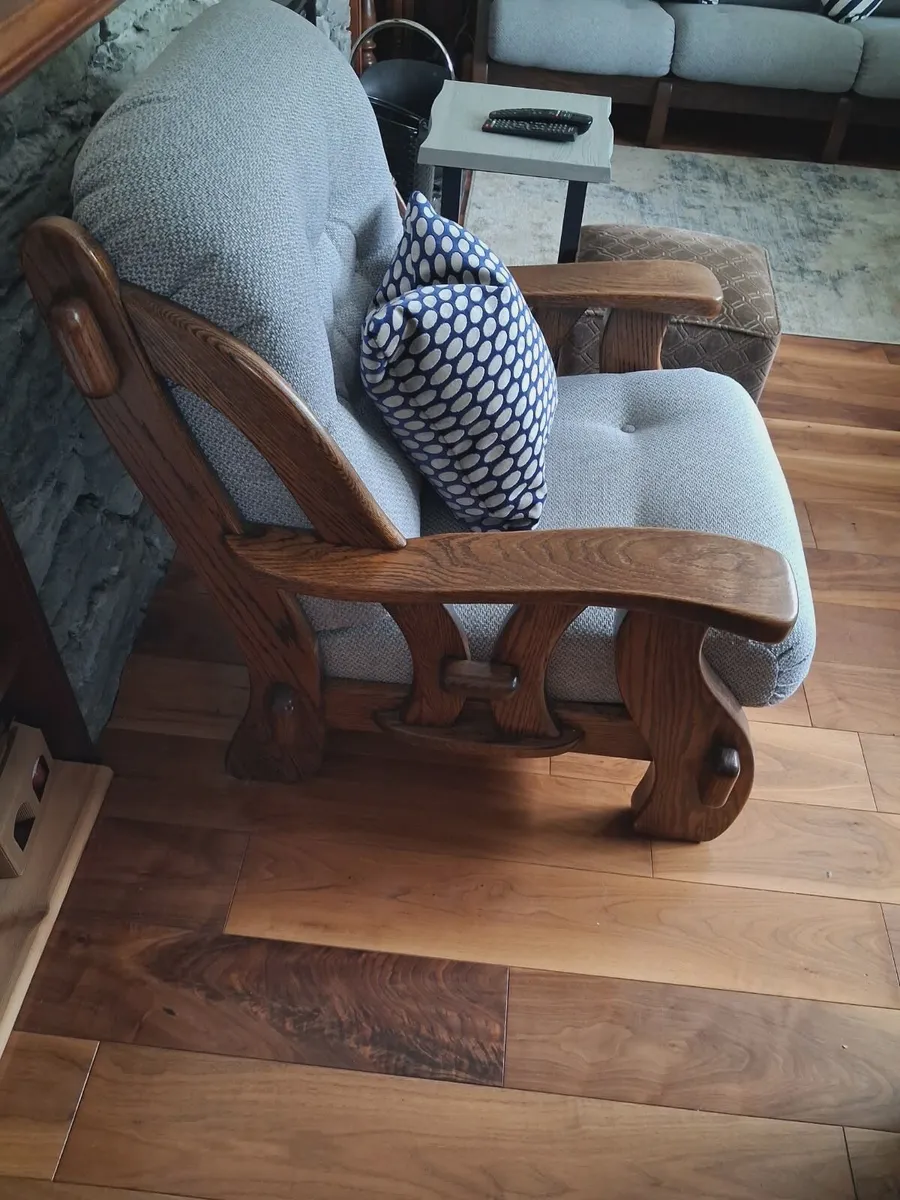Continental Oak 3-seater couch & armchairs - Image 1