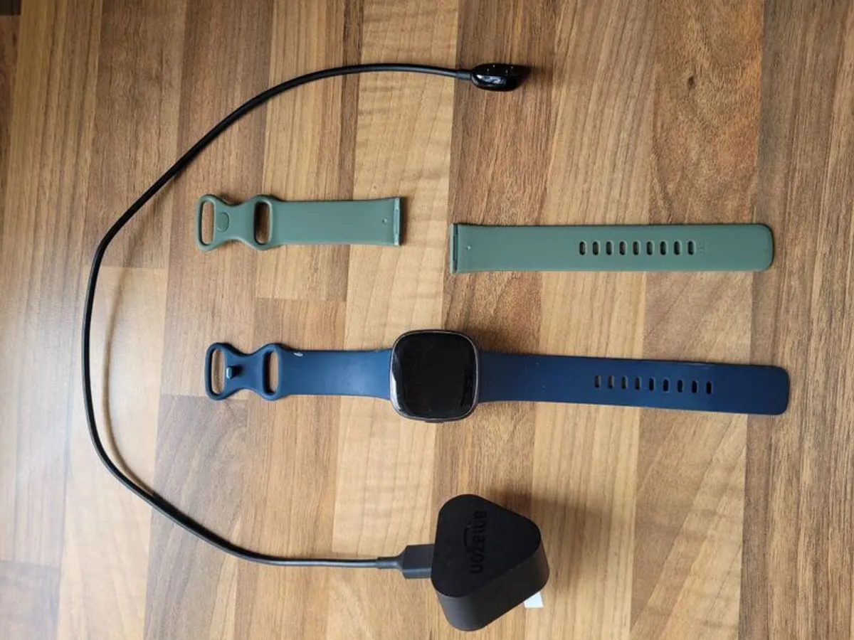fitbit versa 4 - Image 1