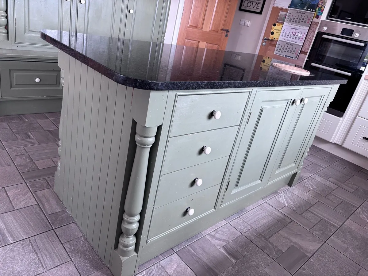 Kitchen island - Image 1