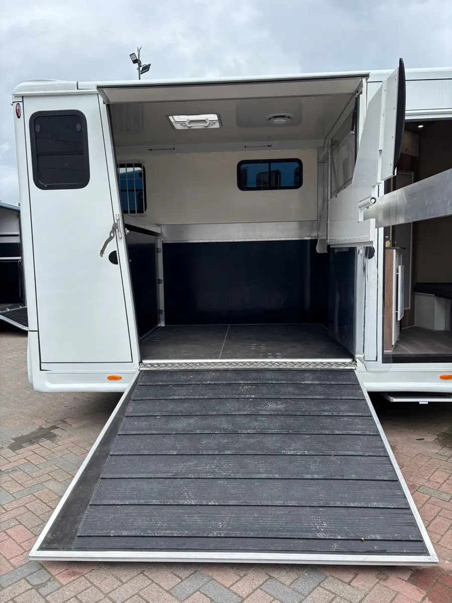 Horsebox with living - Image 1