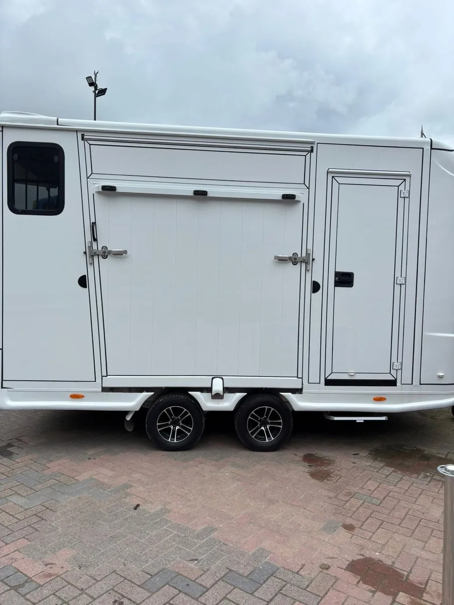 Horsebox with living - Image 1