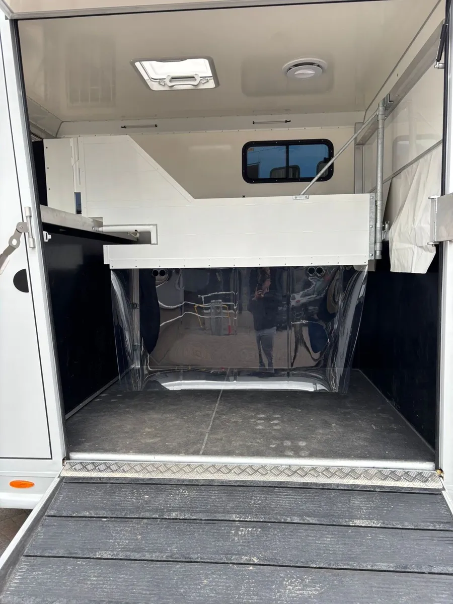 Horsebox with living - Image 2