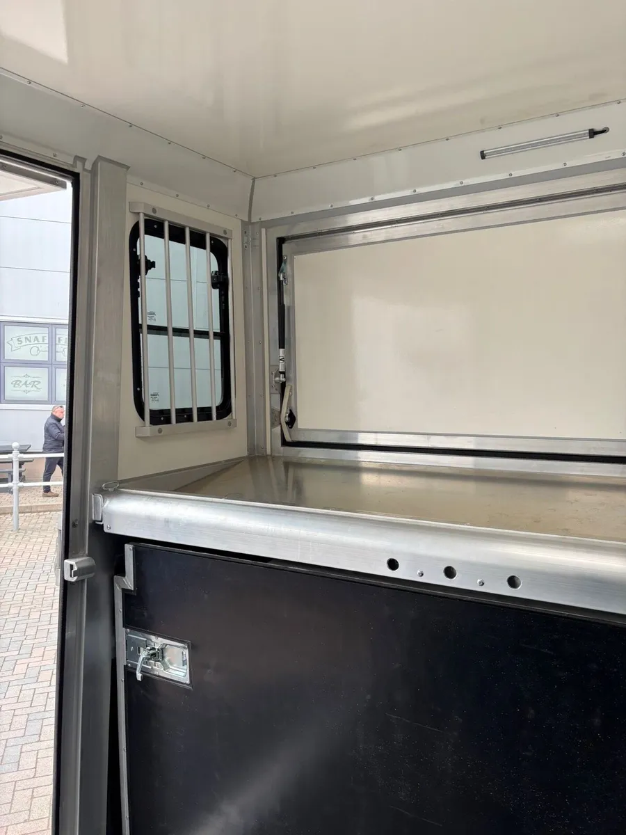 Horsebox with living - Image 3