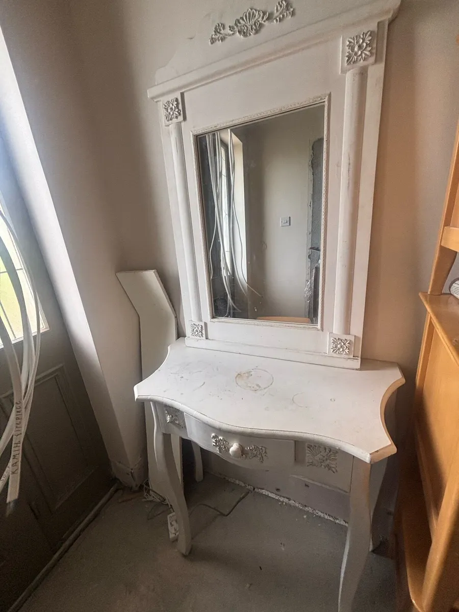 Traditional Console Table & Mirror - Image 3
