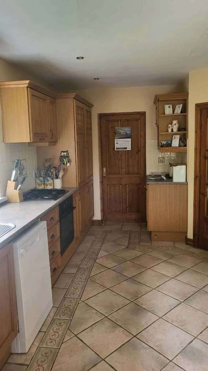 Much loved kitchen ready to go to a new home. - Image 1