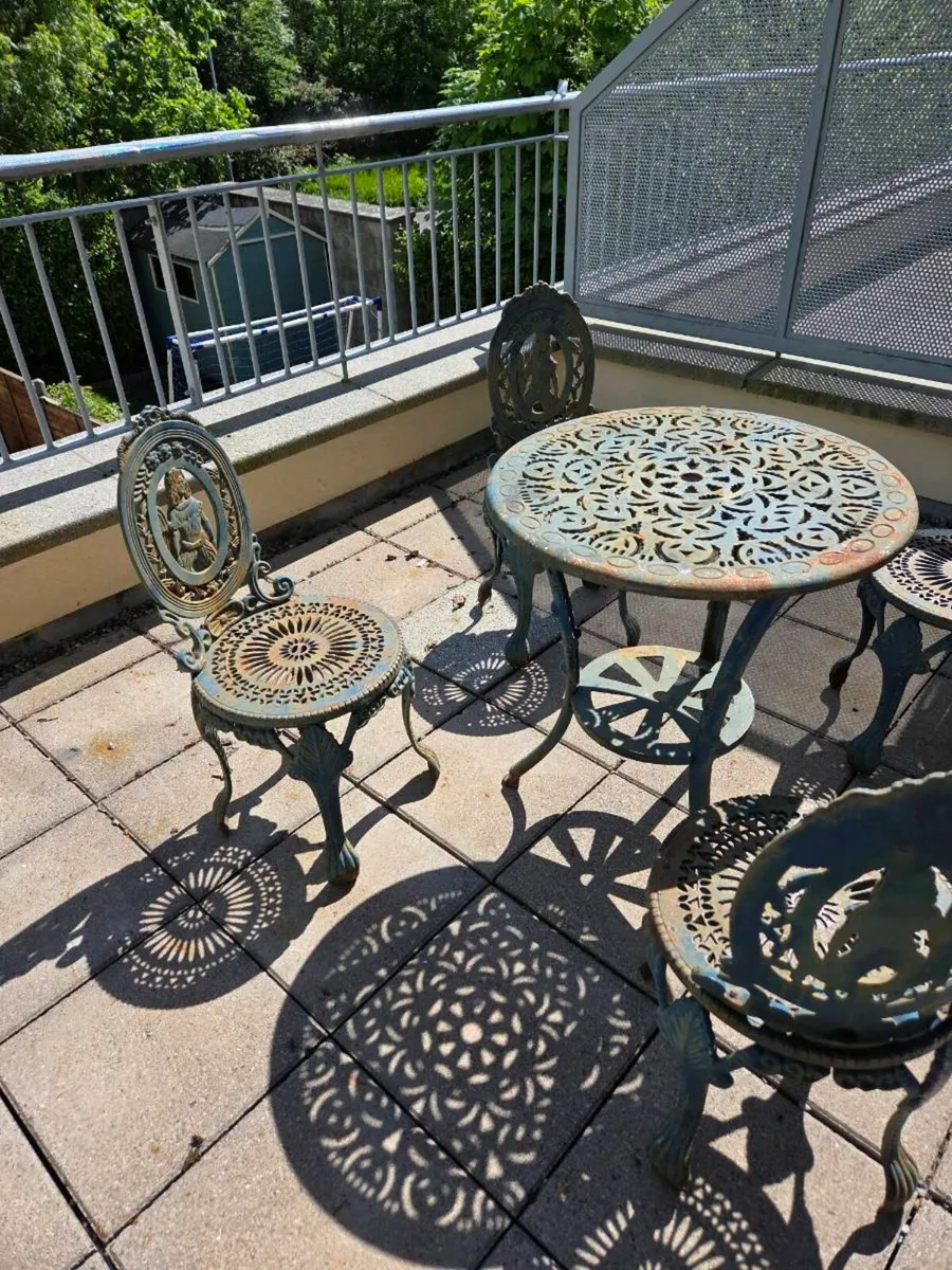 Garden furniture - Image 1