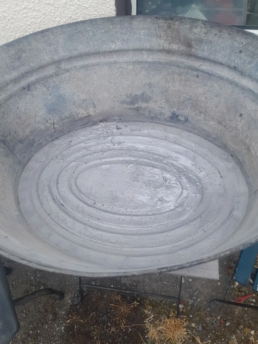 Vintage  galvanised  bath - Image 3