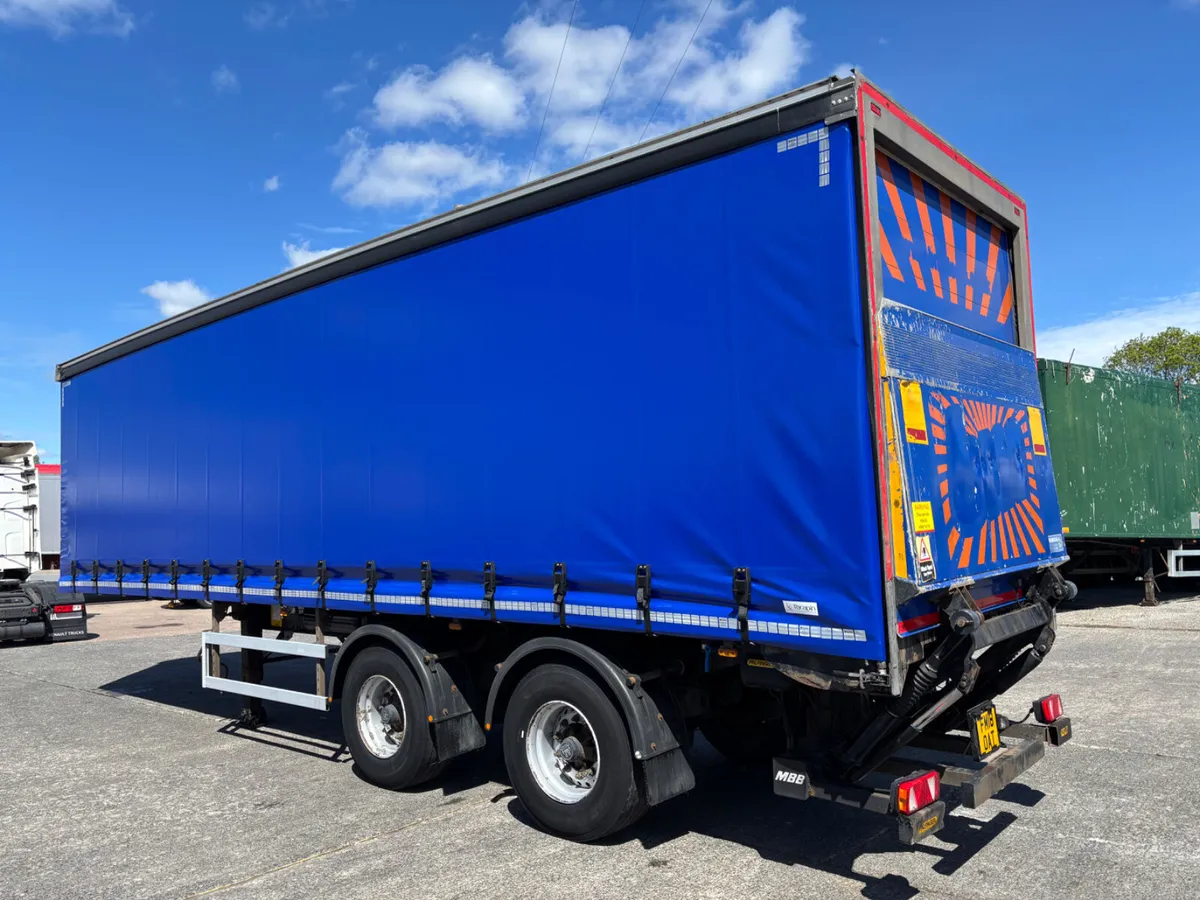 2015 Urban 10.2 meter Rear steer Tail lift Curtain - Image 3