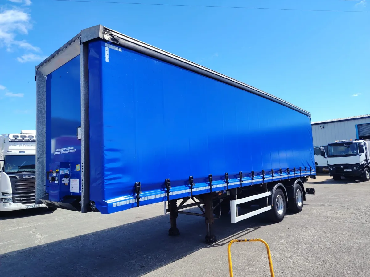 2015 Urban 10.2 meter Rear steer Tail lift Curtain - Image 1