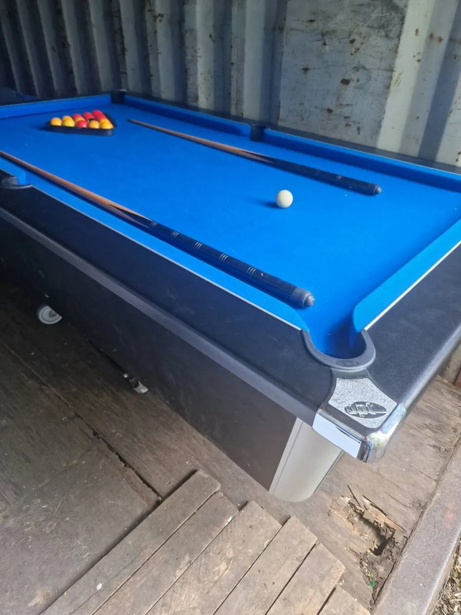 Pool table - Image 1