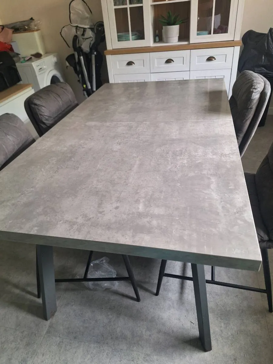 Kitchen table - Image 1