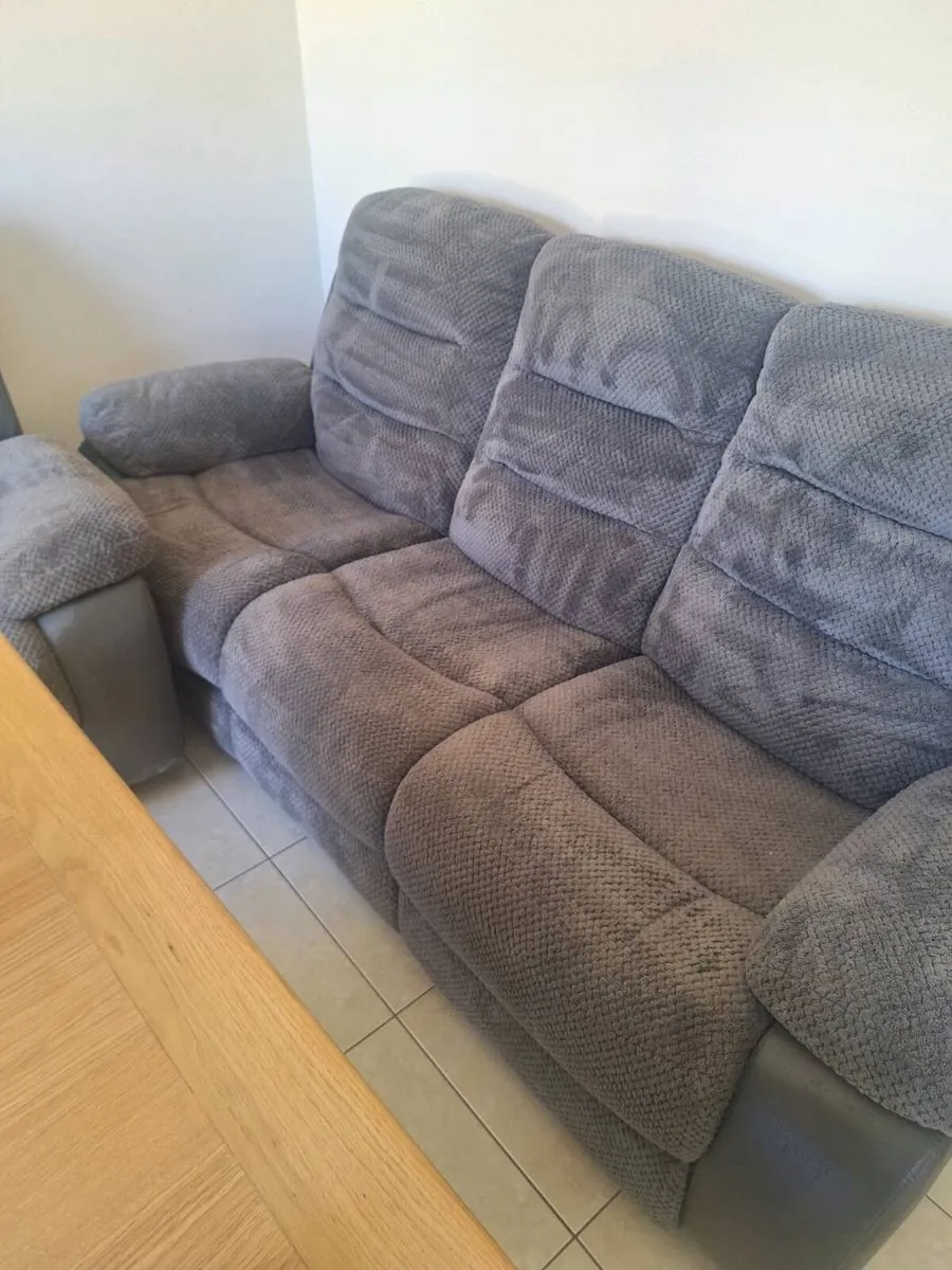 3 seater Sofa and two armchairs - Image 1