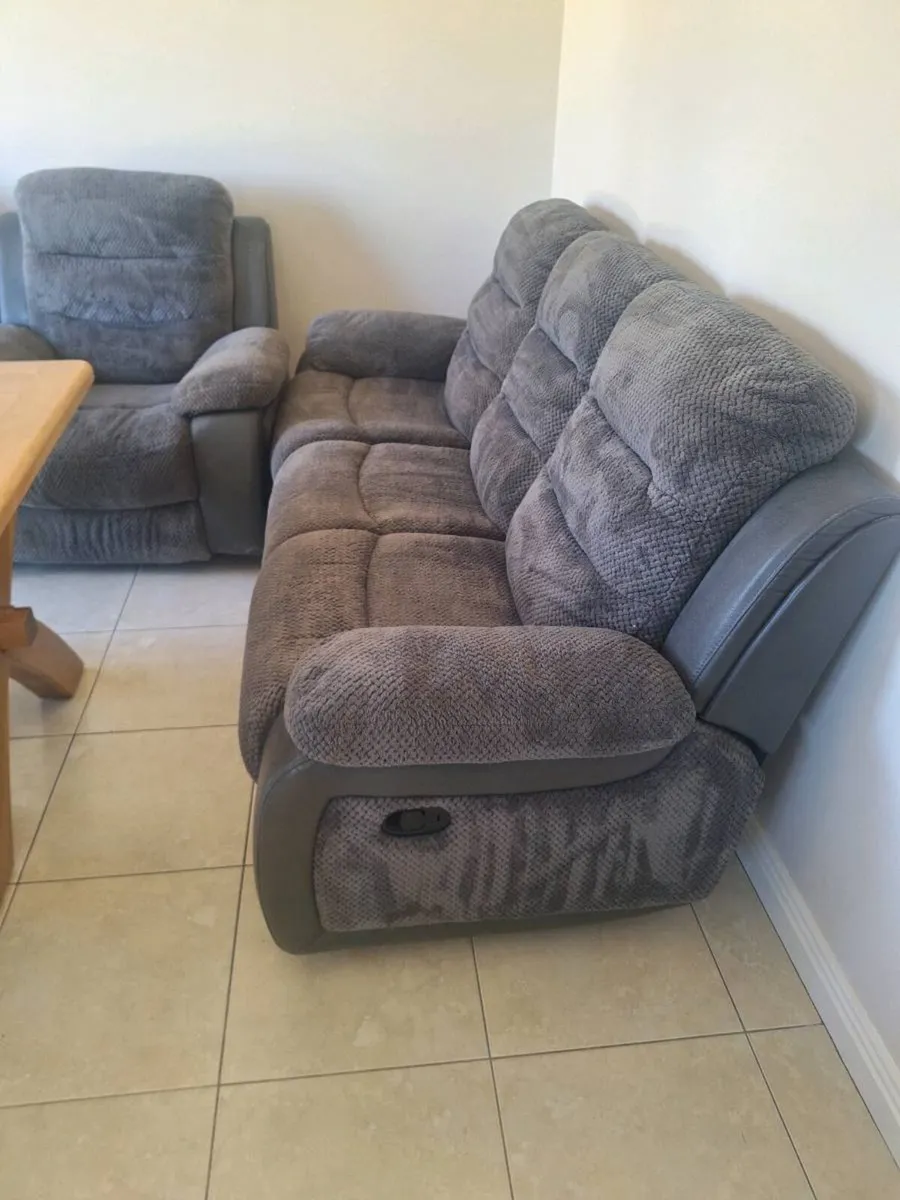 3 seater Sofa and two armchairs - Image 2