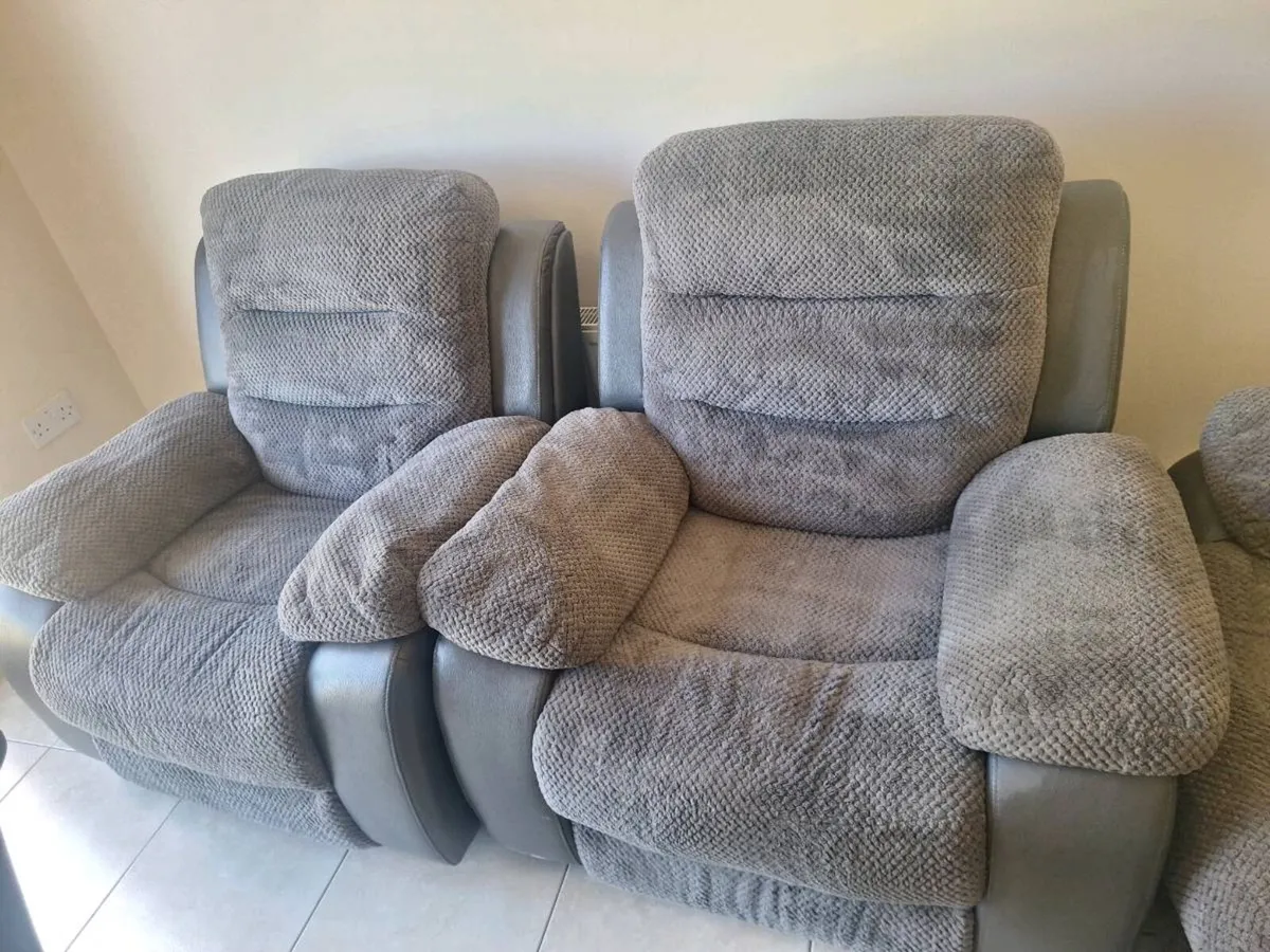 3 seater Sofa and two armchairs - Image 3