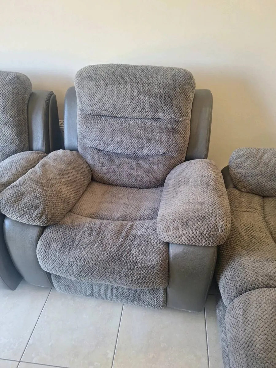 3 seater Sofa and two armchairs - Image 4