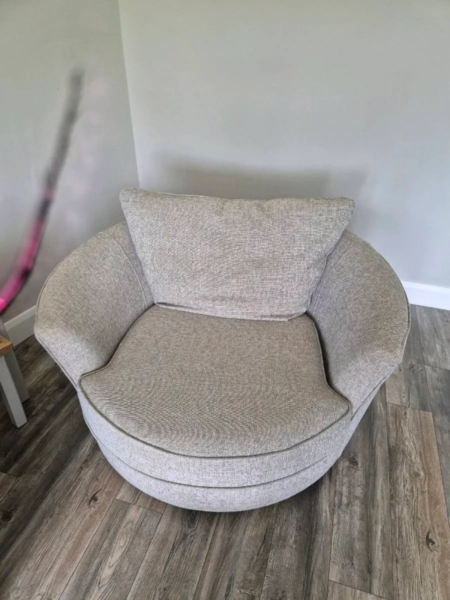 Swivel Chair - Image 3