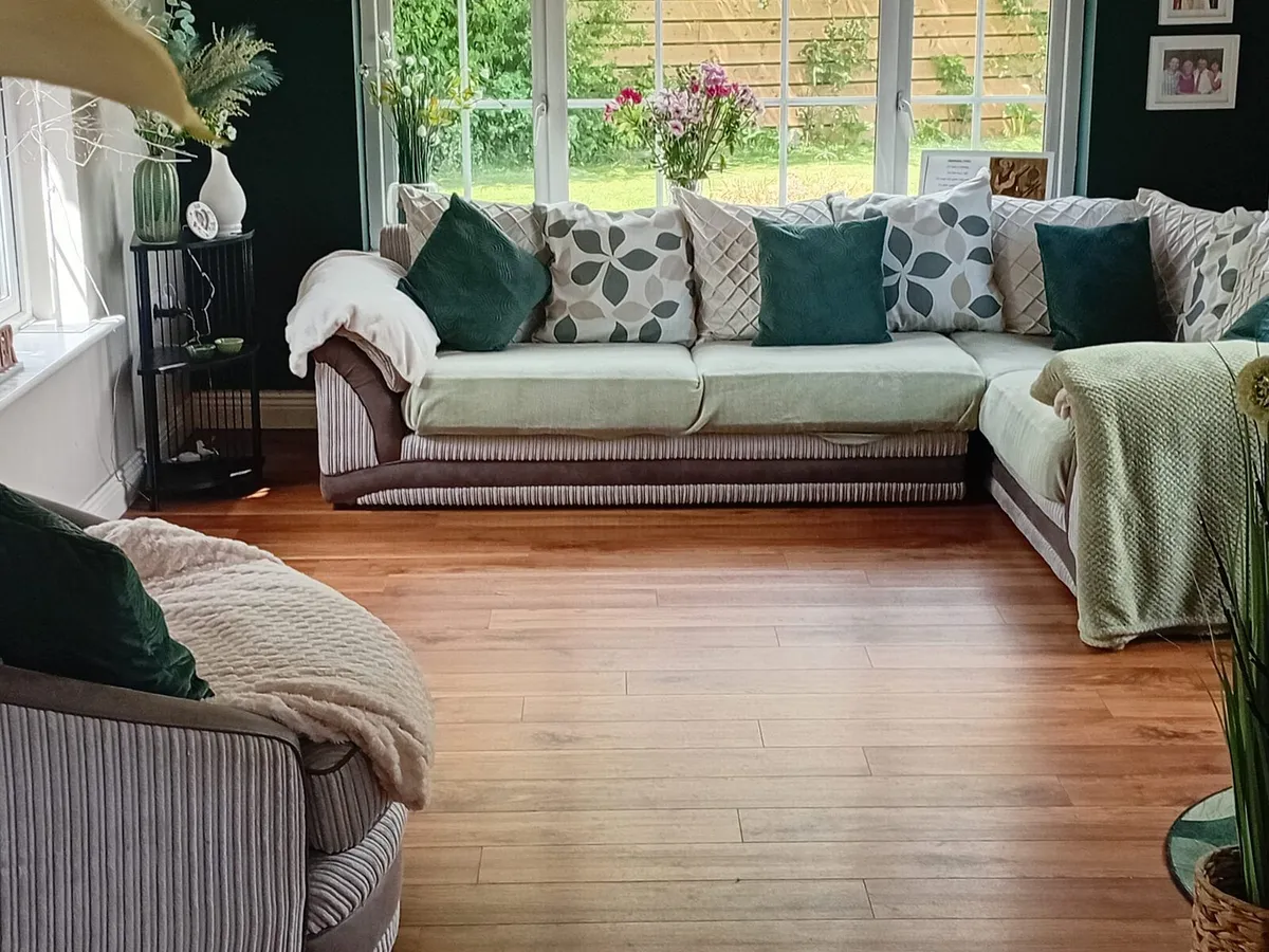 Corner couch - Image 1