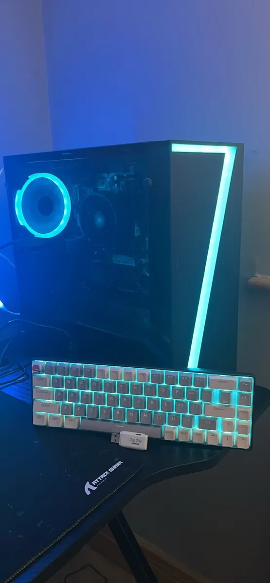 Pc with keyboard - Image 1