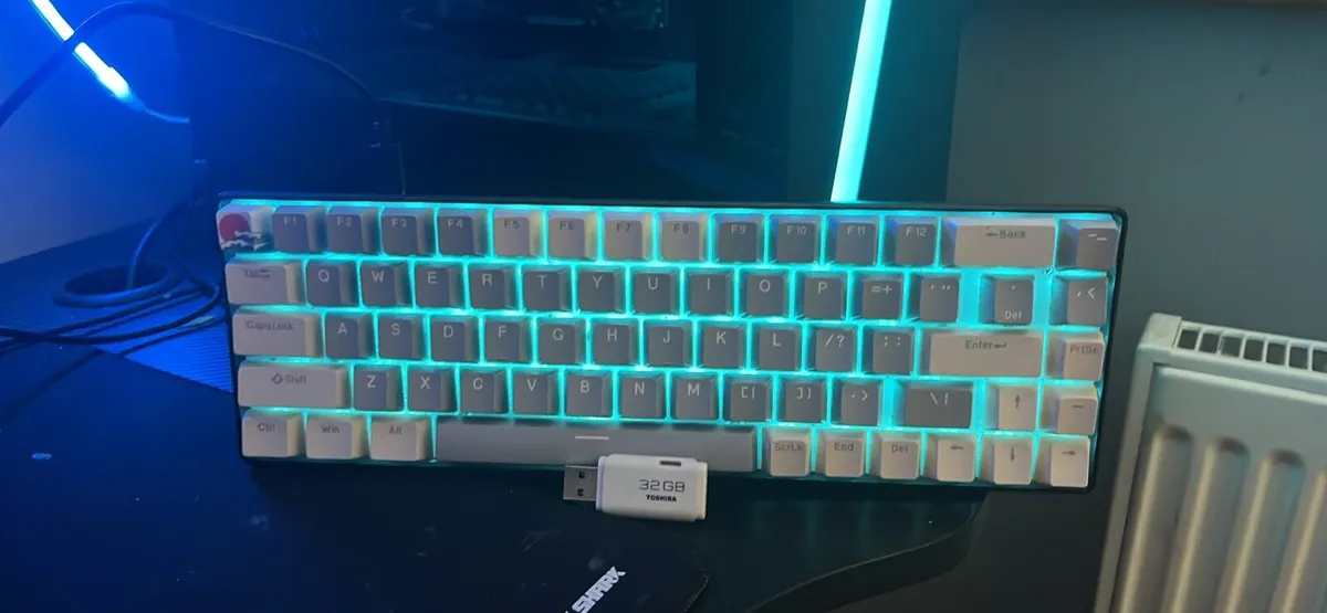 Pc with keyboard - Image 3