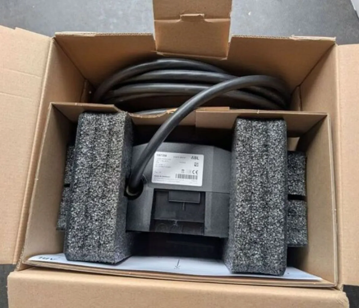 EV charger, ABL eMH1 7.4 kW and mounting bracket - Image 3
