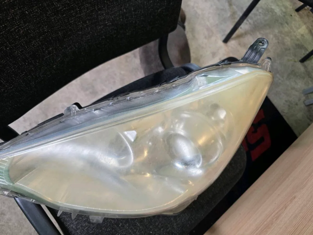 Toyota aqua gp10 2012 headlight - Image 3