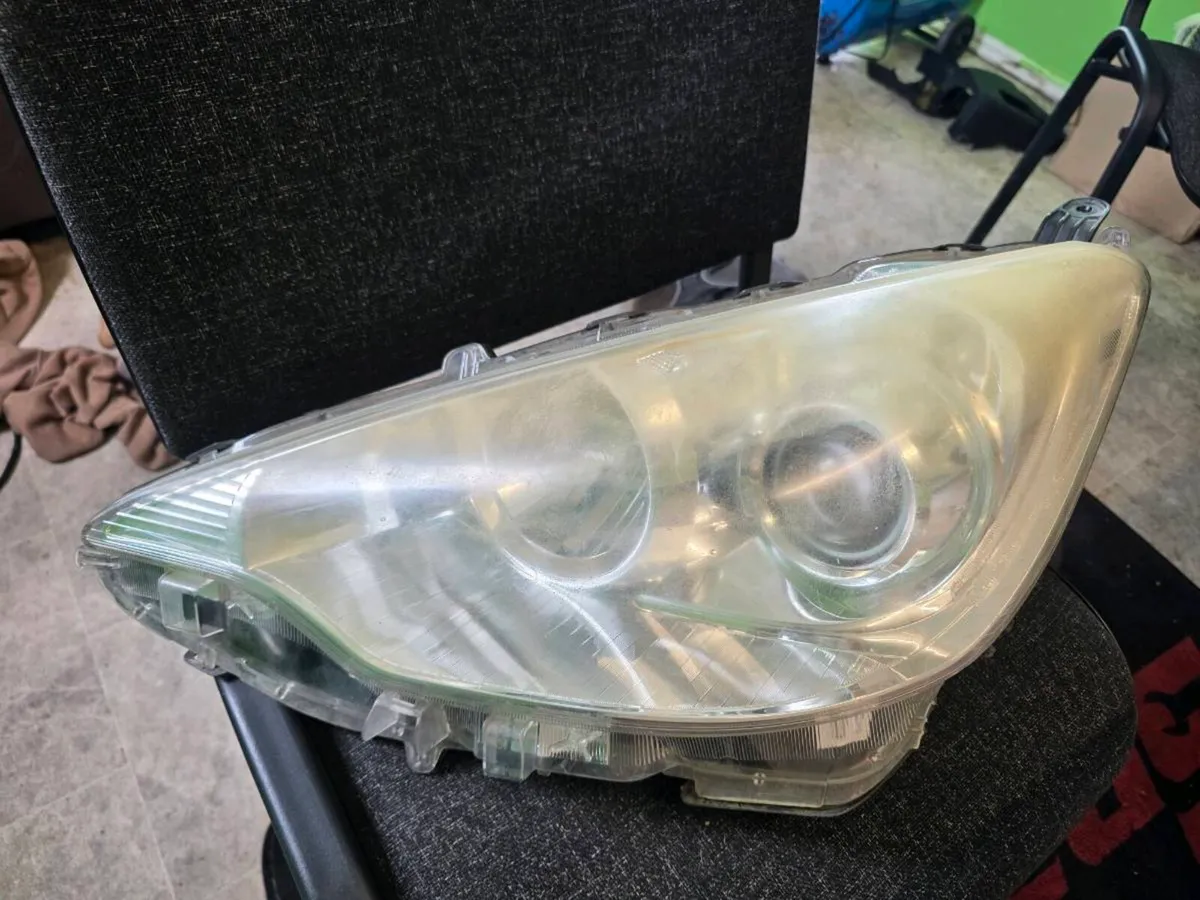 Toyota aqua gp10 2012 headlight - Image 1