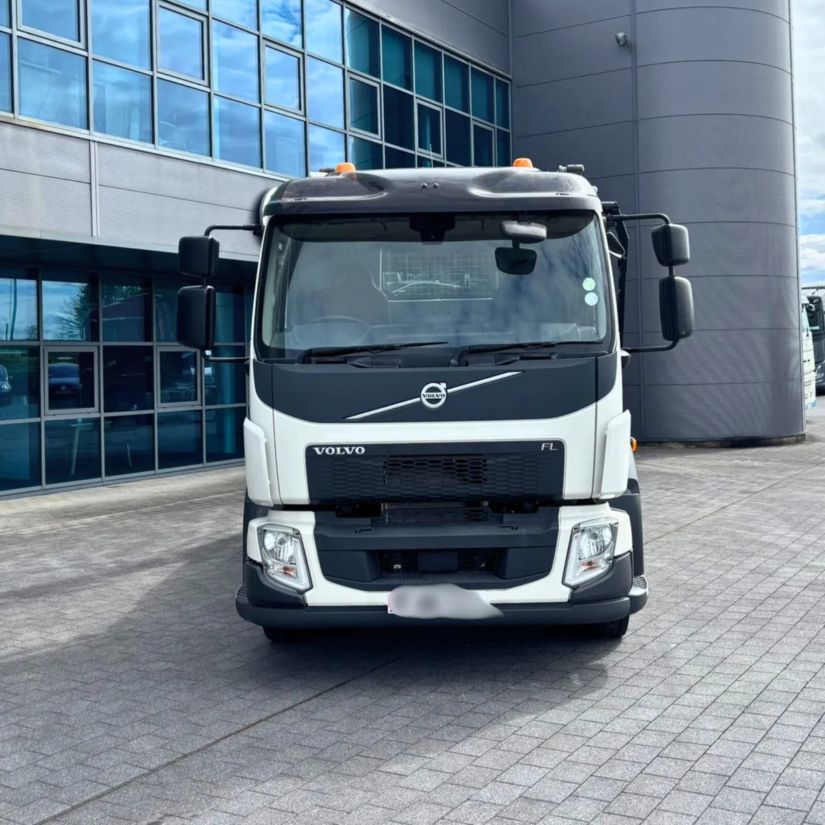 2021 Volvo FL Skip loader - Image 2
