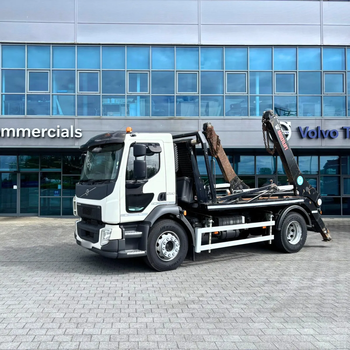 2021 Volvo FL Skip loader - Image 1