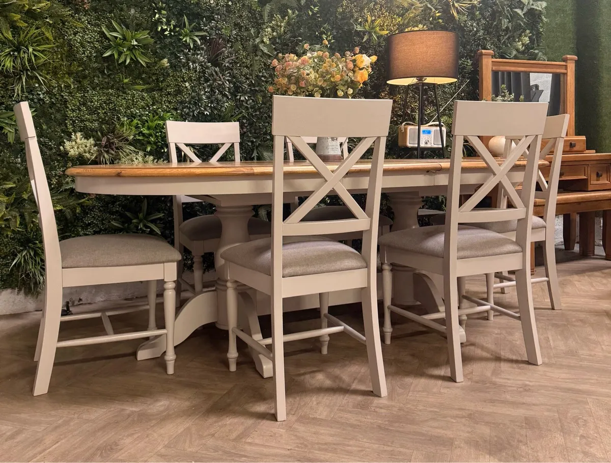 Large extending oak kitchen table & 6 chairs - Image 1