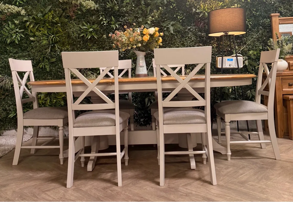 Large extending oak kitchen table & 6 chairs - Image 2