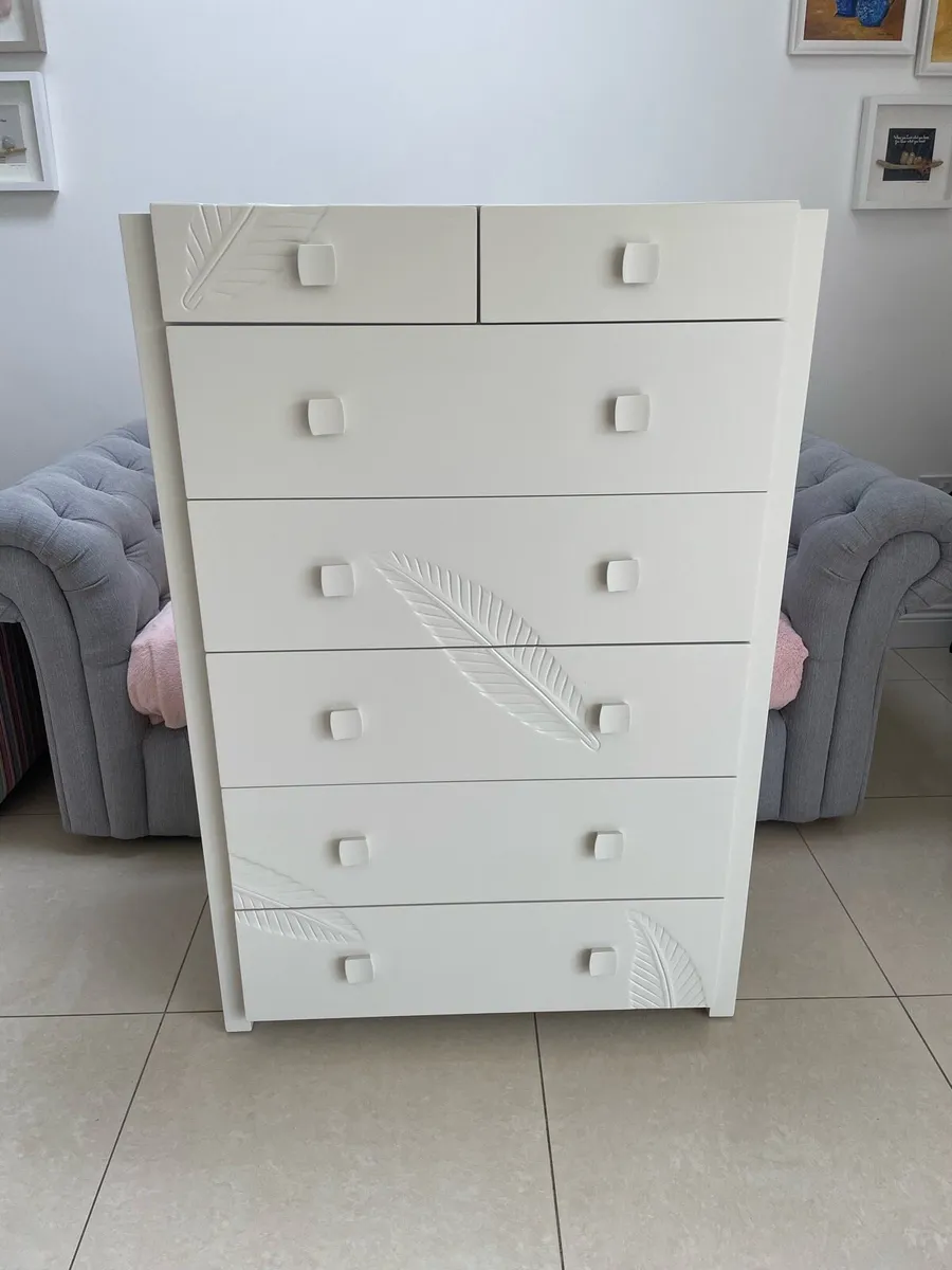 Leaf design chest of drawers - Image 1