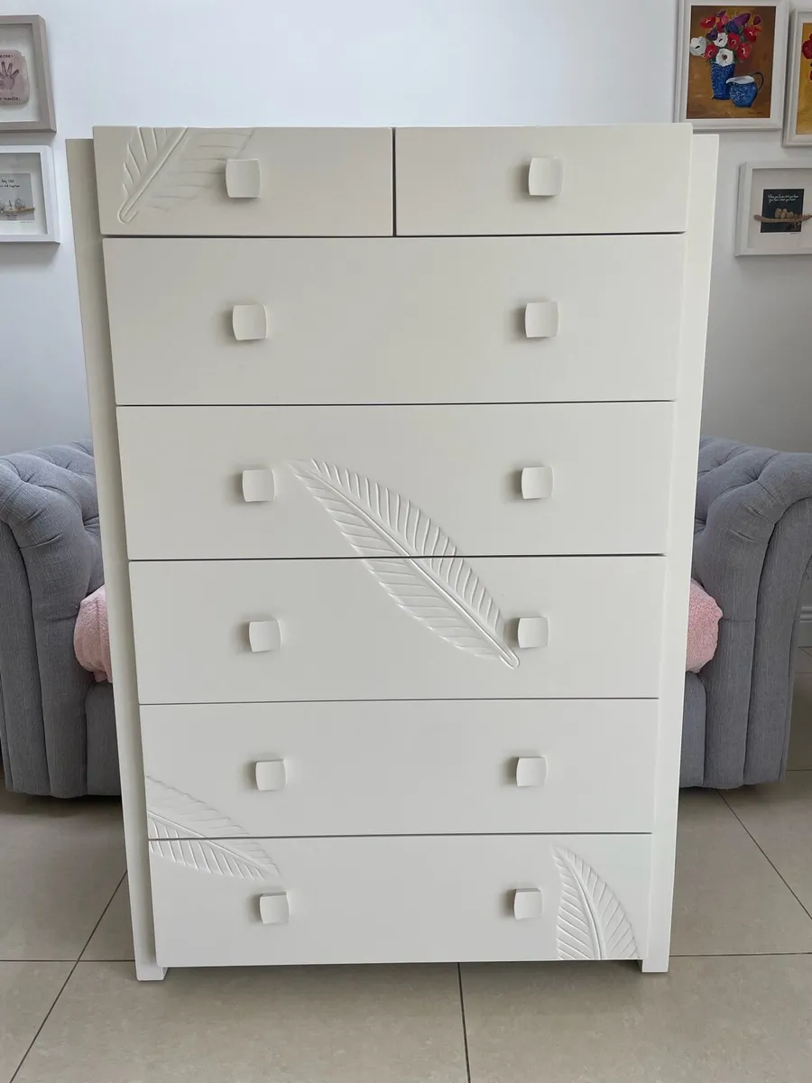 Leaf design chest of drawers - Image 2
