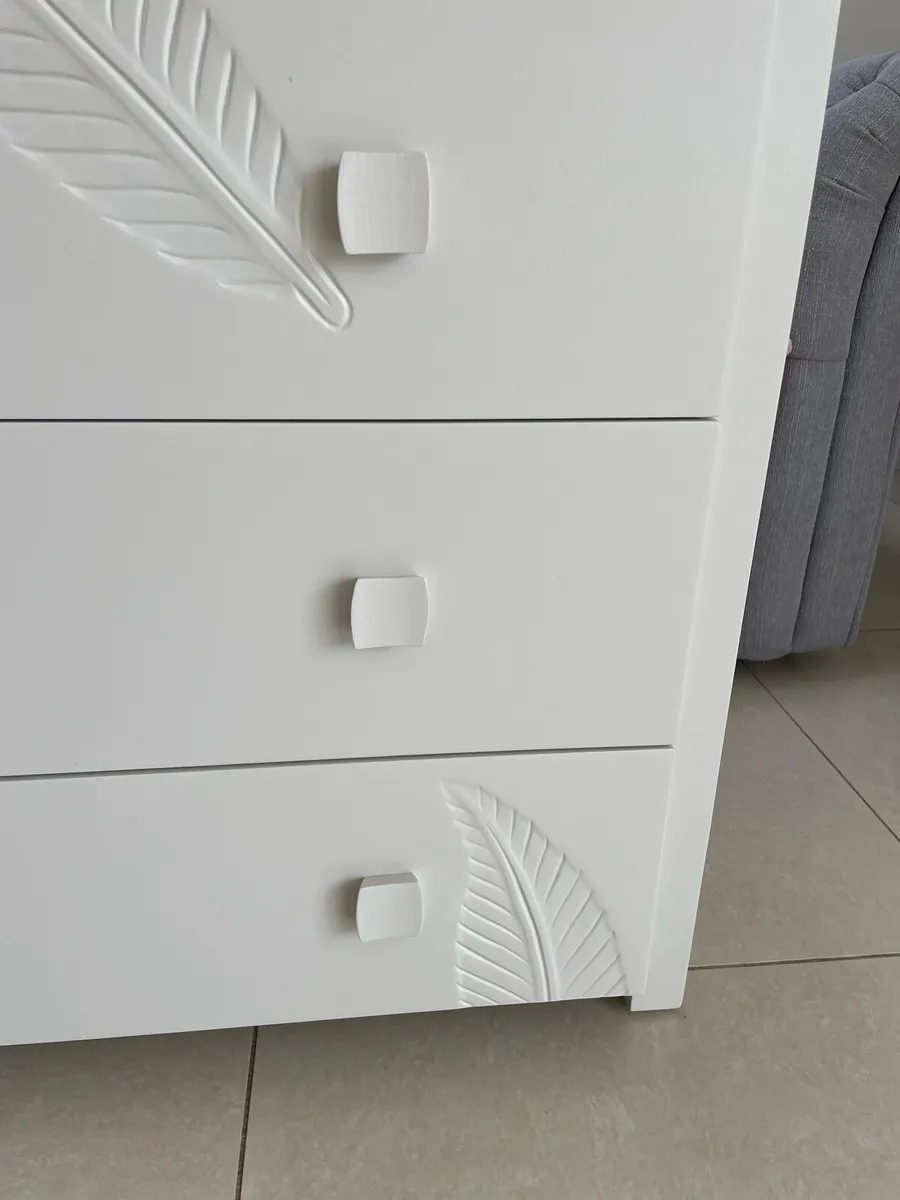 Leaf design chest of drawers - Image 4
