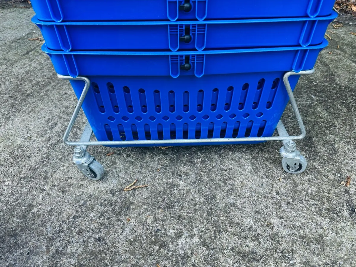 30 SHOP SHOPPING BASKETS ON METAL WHEELS STAND - Image 3