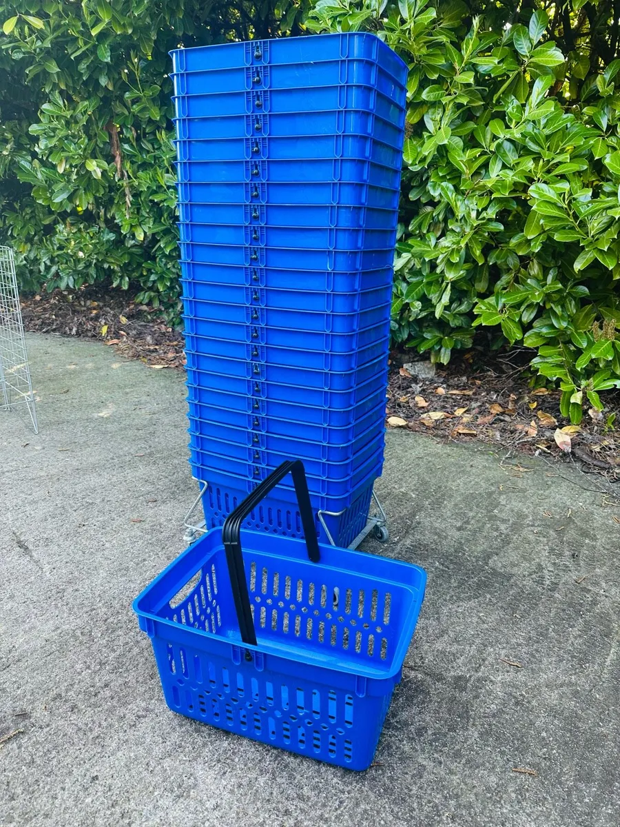 30 SHOP SHOPPING BASKETS ON METAL WHEELS STAND - Image 1