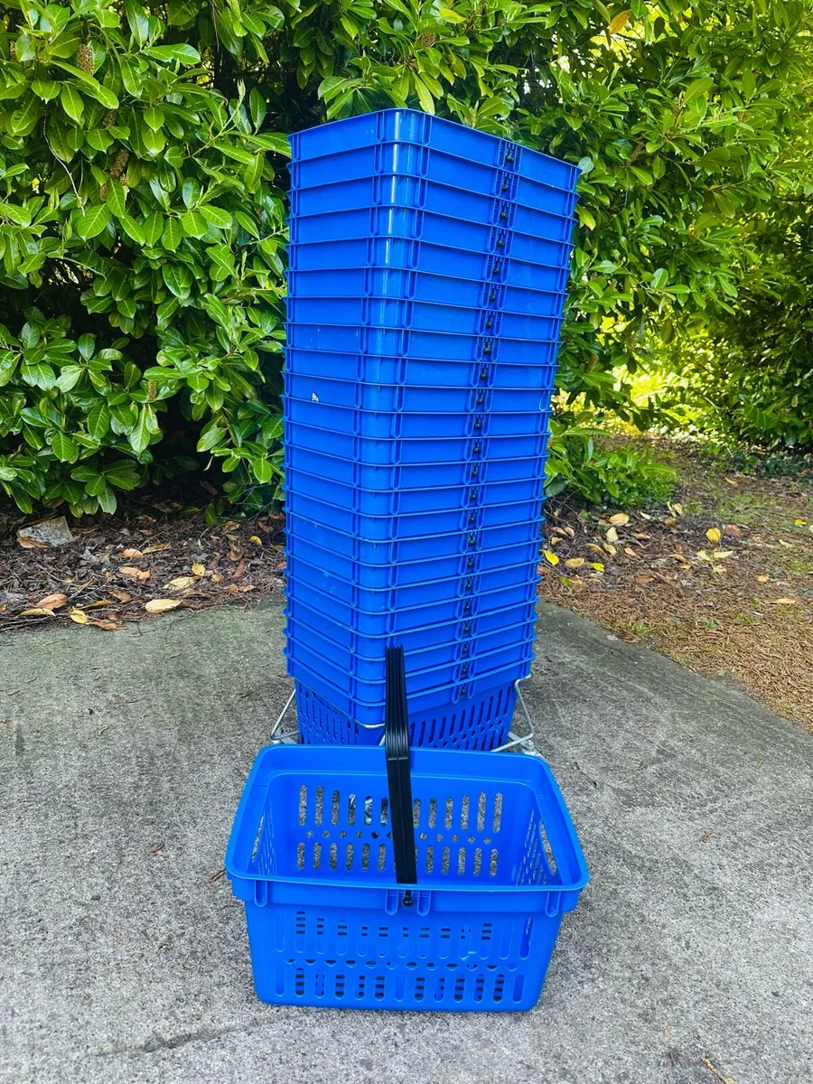 30 SHOP SHOPPING BASKETS ON METAL WHEELS STAND - Image 2