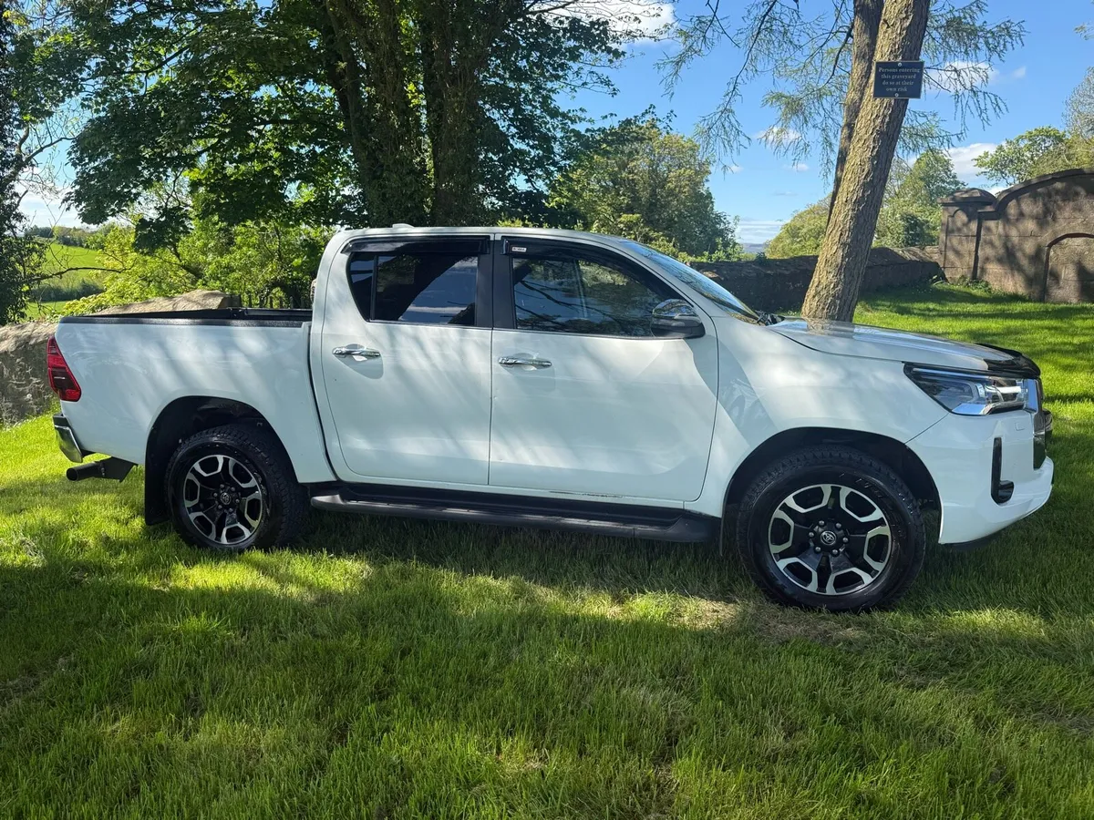 2022 Toyota hilux invincible - Image 4