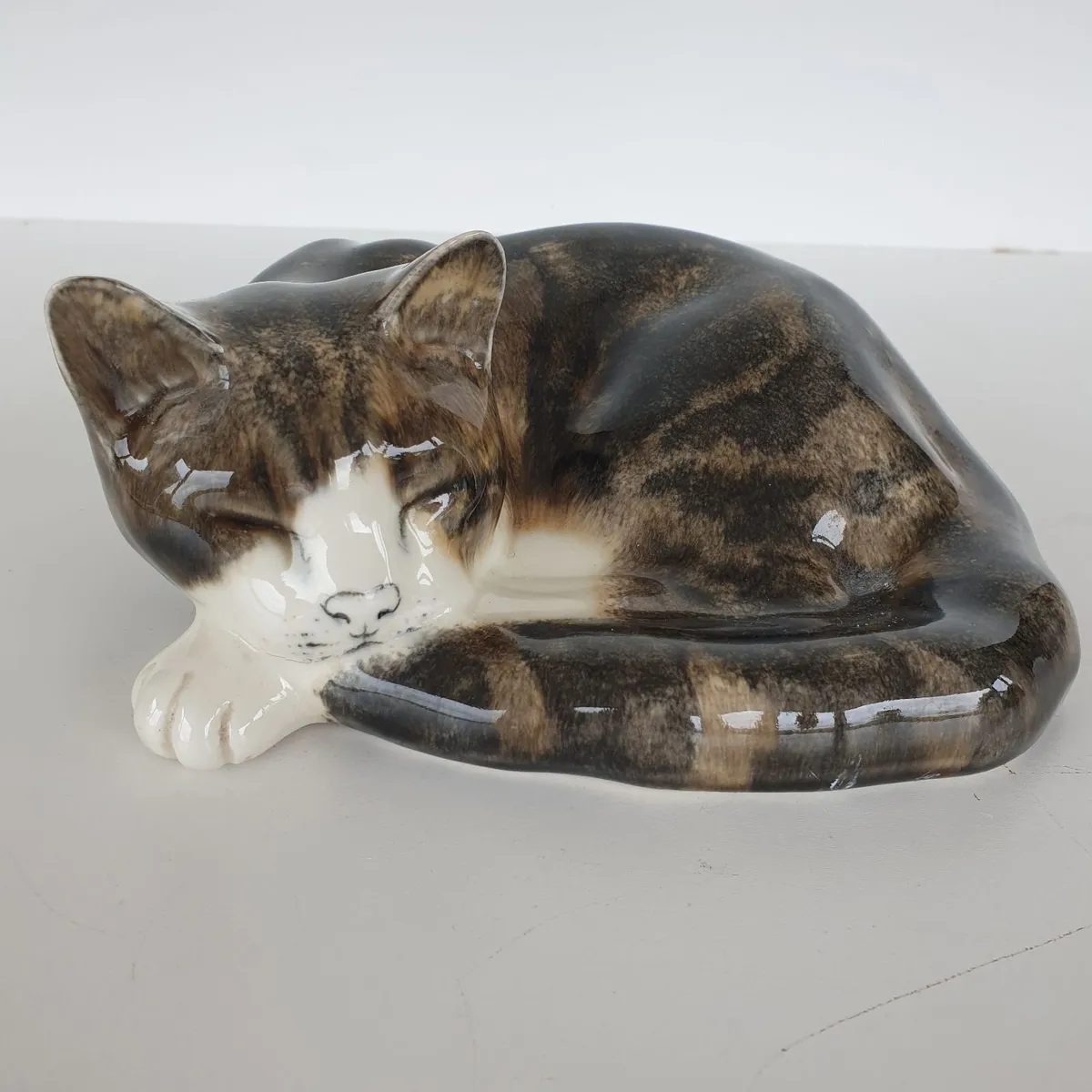 Mike Hinton porcelain sleeping cat signed - Image 1