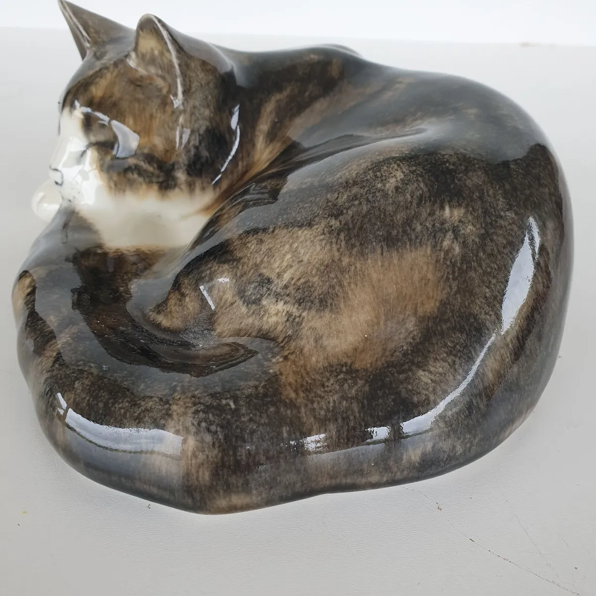 Mike Hinton porcelain sleeping cat signed - Image 4