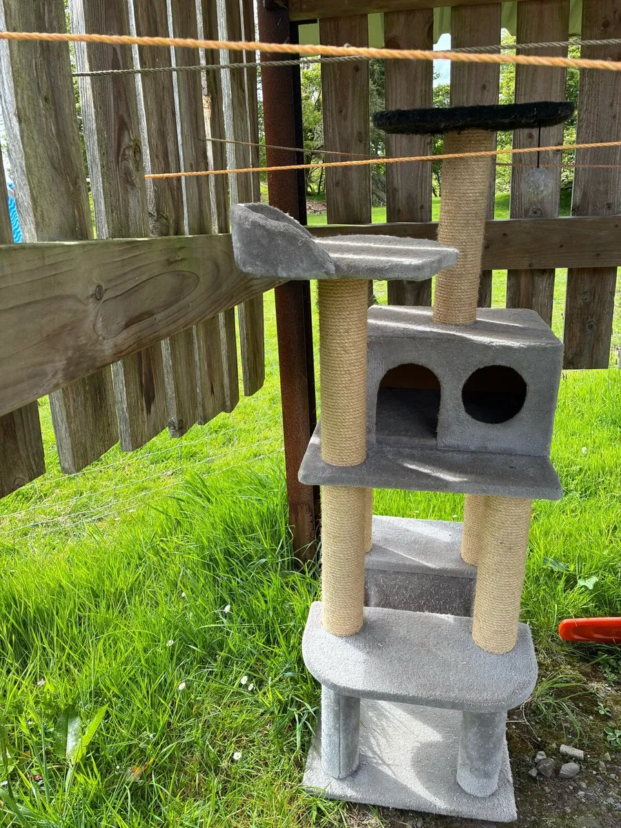 Cat tower - Image 1