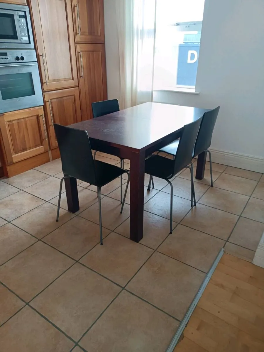 Table + 4 chairs