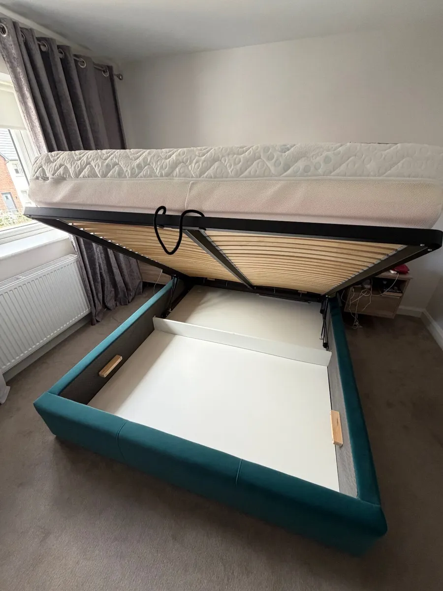 Bed and mattress - Image 4