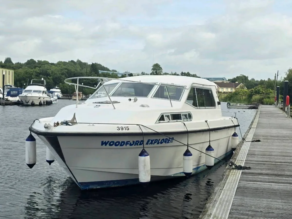 Cruiser leisure boat - Image 1