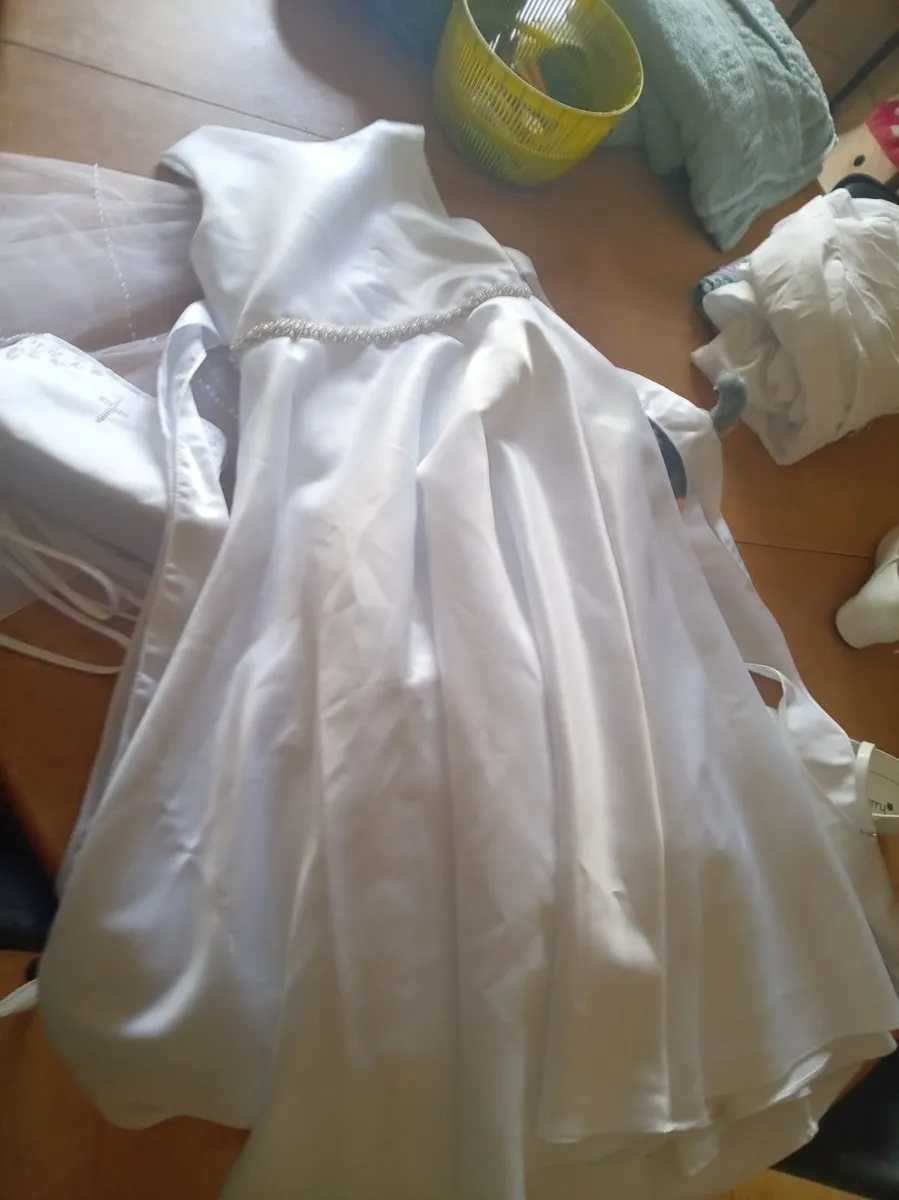 Communion dress size small, bag, vail and shoes - Image 1