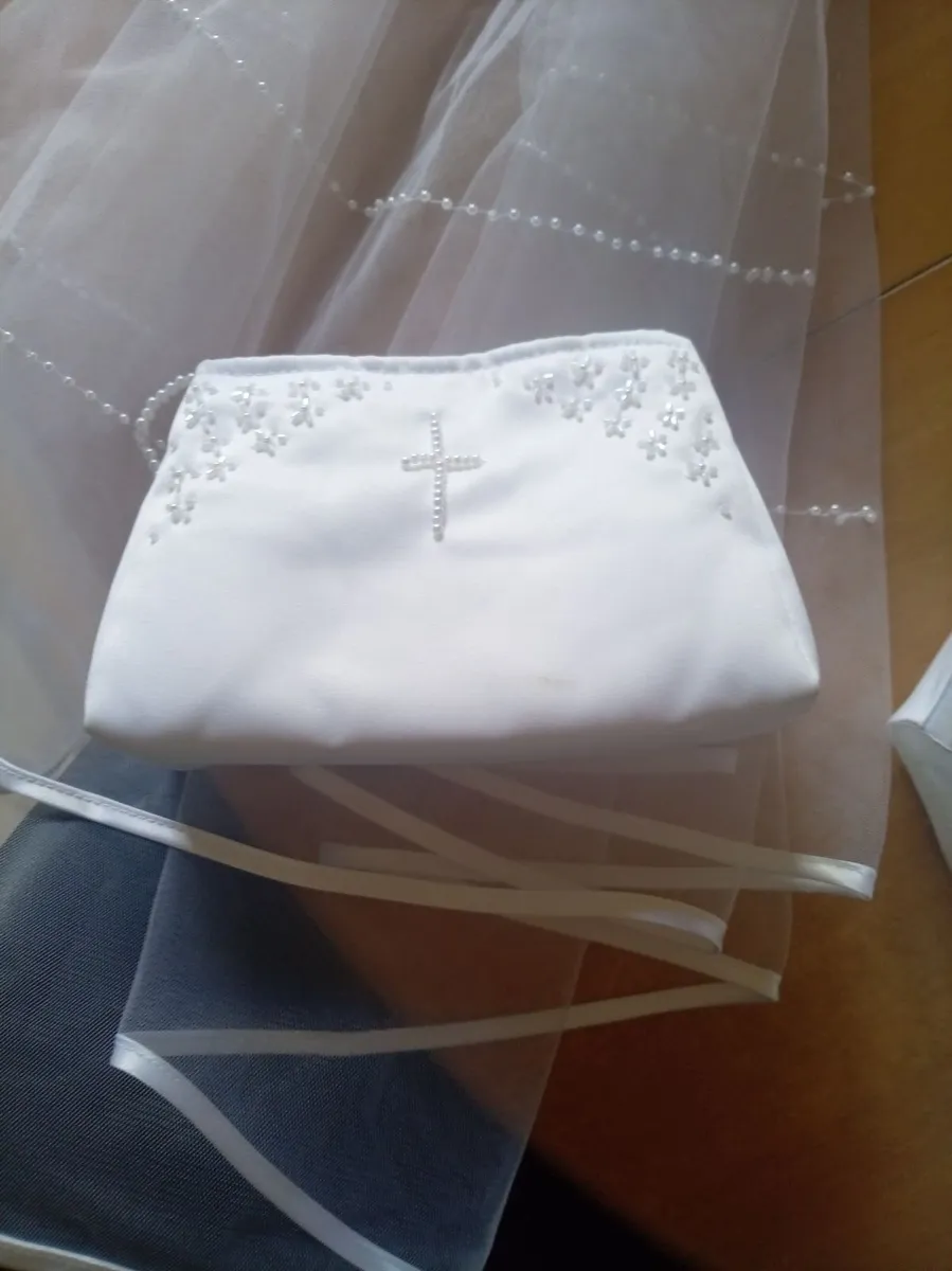 Communion dress size small, bag, vail and shoes - Image 2