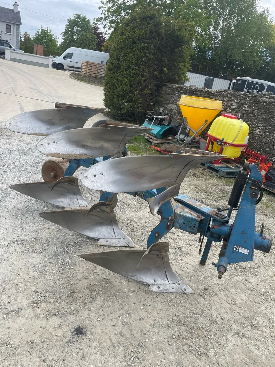Fiskars 3 Furrow reversible Plough - Image 1