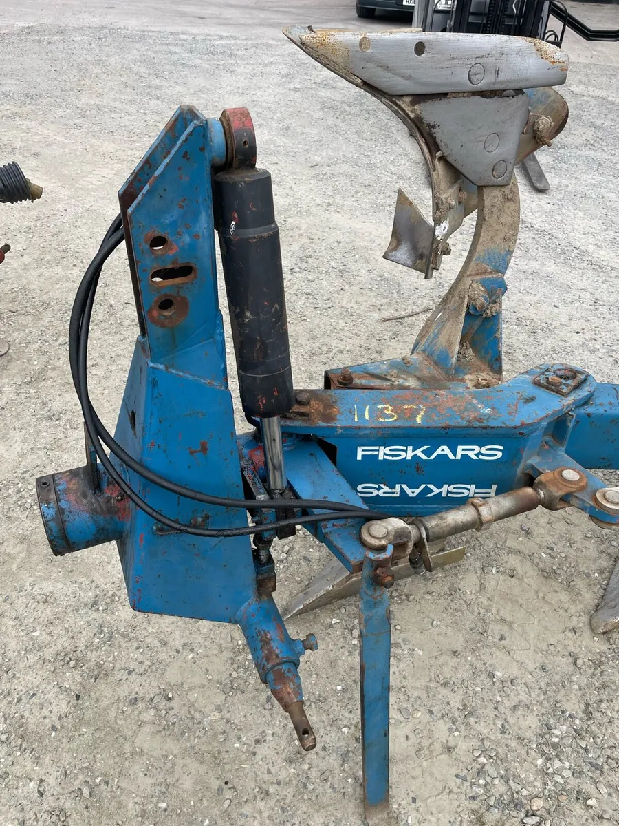 Fiskars 3 Furrow reversible Plough - Image 3